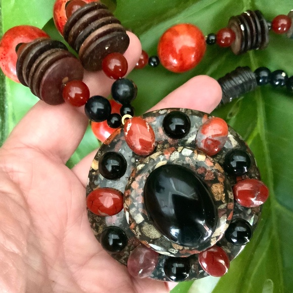 HANDMADE VINTAGE PENDANT STATEMENT NECKLACE TRIBAL STONE DISC ⭐️BEADED NEW COND - Picture 5 of 11